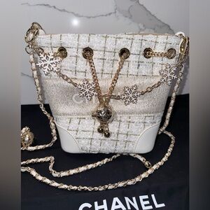 GWP CHANEL Beaute Elegant Cream and Gold Tweed Bucket Bag